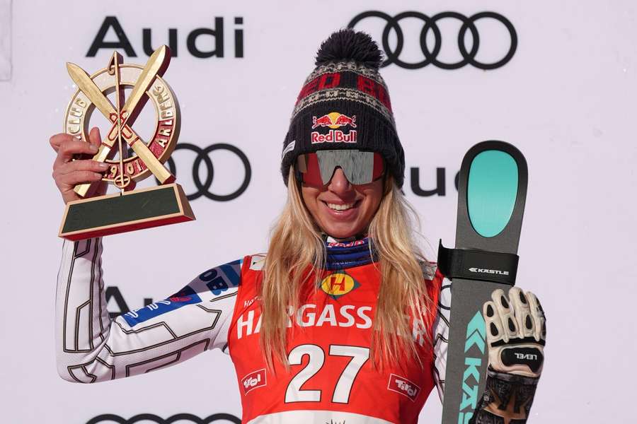 Ester Ledecká s ocenění pro třetí nejlepší závodnici.