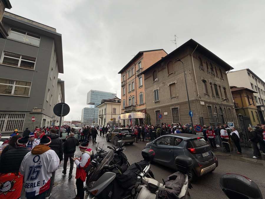 Před Českým domem je plno.