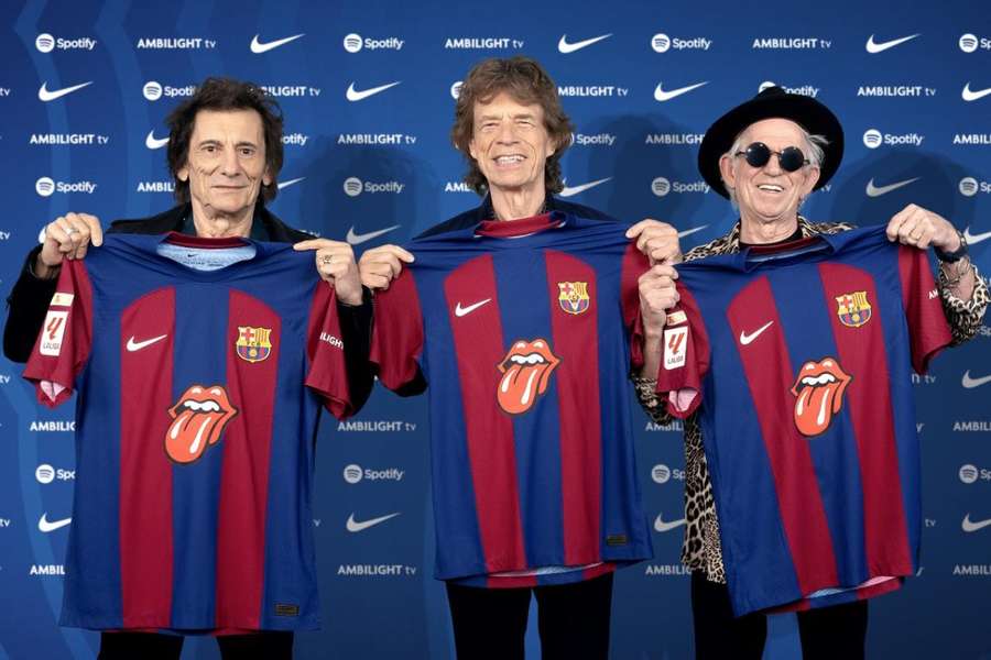 Los Rolling Stones posan con la camiseta del Barcelona para el clásico