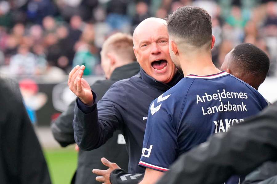 Uwe Rösler og matchvinder fejrer succesen i Viborg