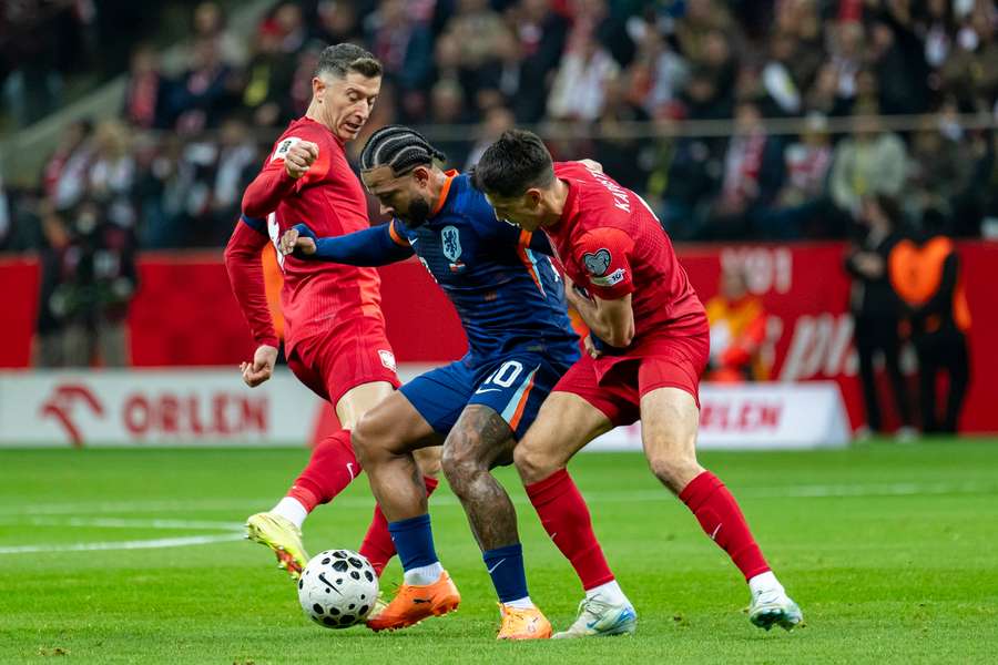 Lewandowski a Kapustka v súboji s Depayom. Lewandowski a Kapustka v súboji s Depayom.