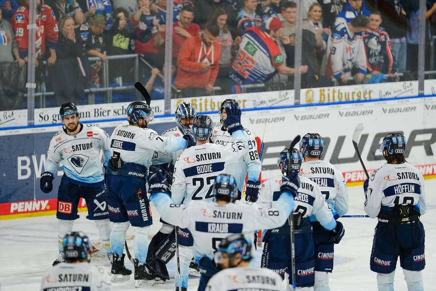 Ingolstadt jubelt mit Kevin Reich nach dem Einzug in die Finalserie. Reich war mit dem zweiten Shutout in den letzten drei Spielen erfolgreich. 