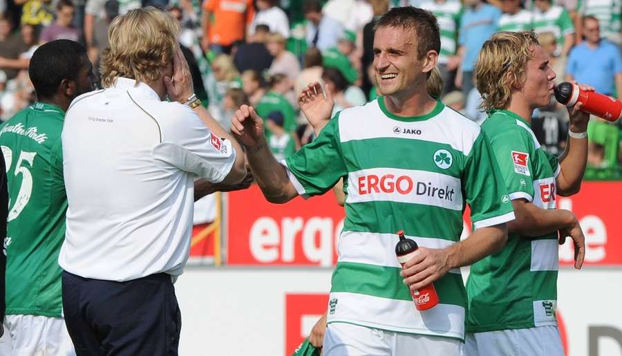 Pekovic (m.) im Trikot von Fürth