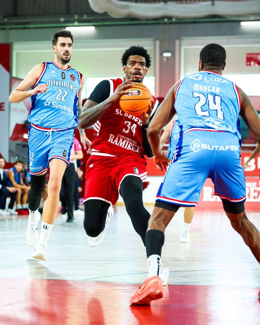 Benfica suplantou a oposição da Oliveirense Benfica suplantou a oposição da Oliveirense