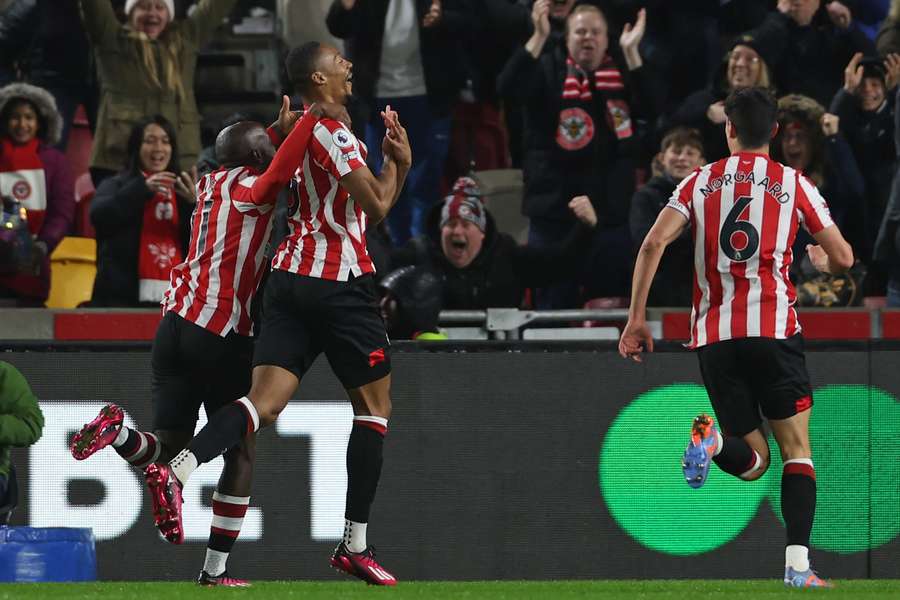 Ethan Pinnock celebrates with teammates after Brentford's first goal