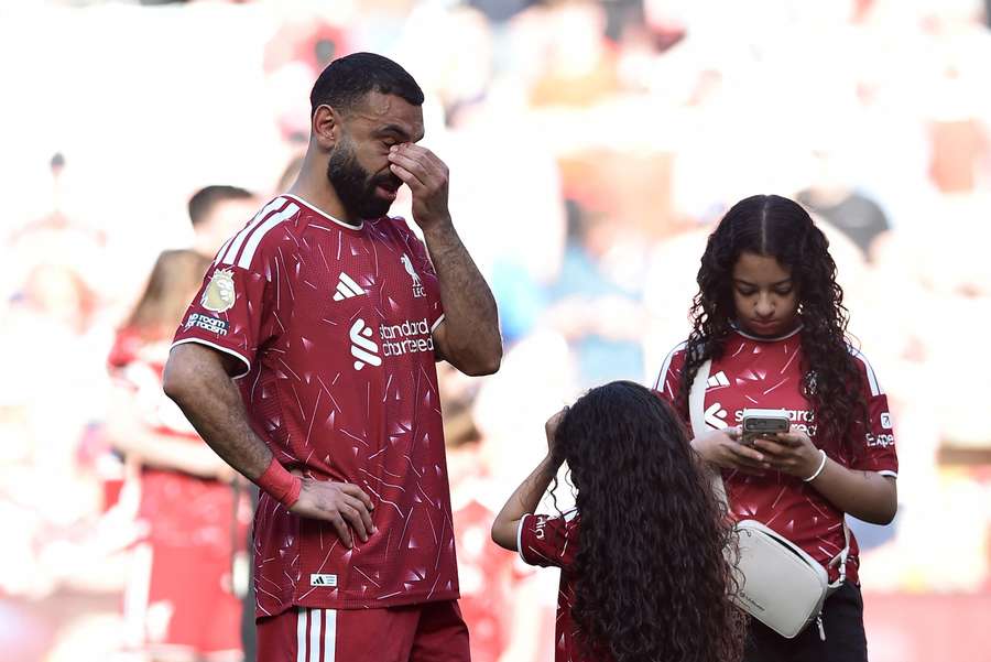 Mohamed Salah com as suas filhas Kayan e Makka após disputar o seu último jogo pelo Liverpool