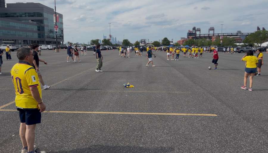 Torcedores jogam bola nos arredores do Lincoln Financial Field
