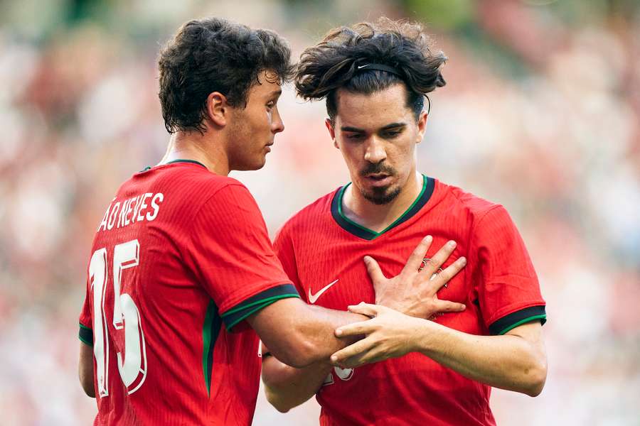 João Neves com Vitinha na seleção portuguesa João Neves com Vitinha na seleção portuguesa