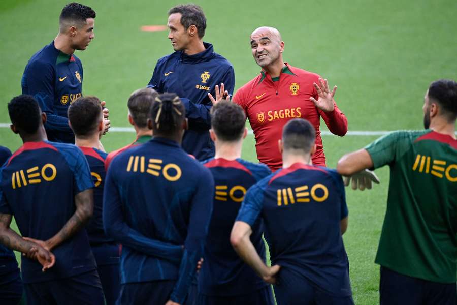 Roberto Martínez em conversa com os jogadores