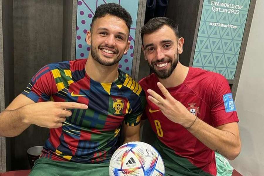 Gonçalo Ramos com Bruno Fernandes e a bola guardada do hat trick com a Suíça