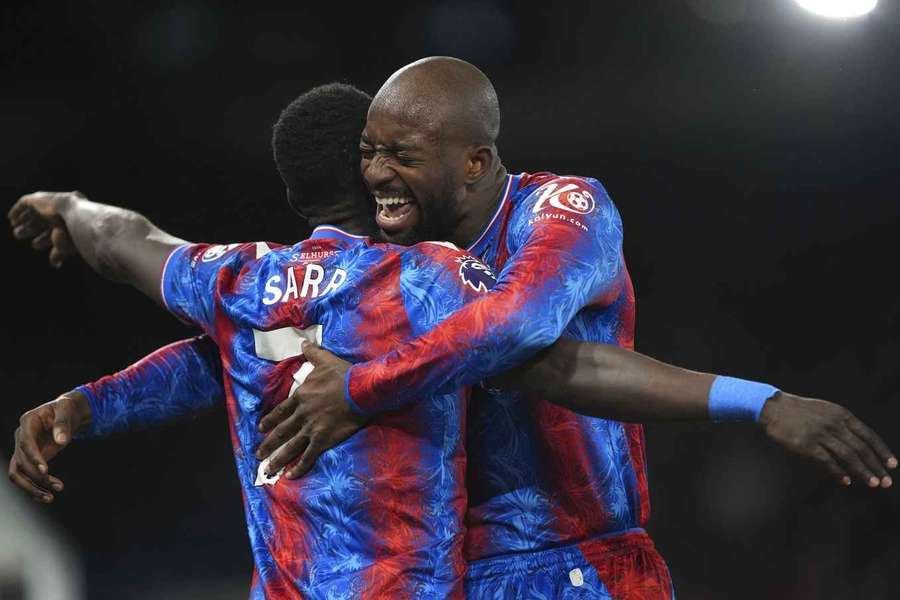 Ismaila Sarr, del Crystal Palace, celebra su segundo gol con Jean-Philippe Mateta.