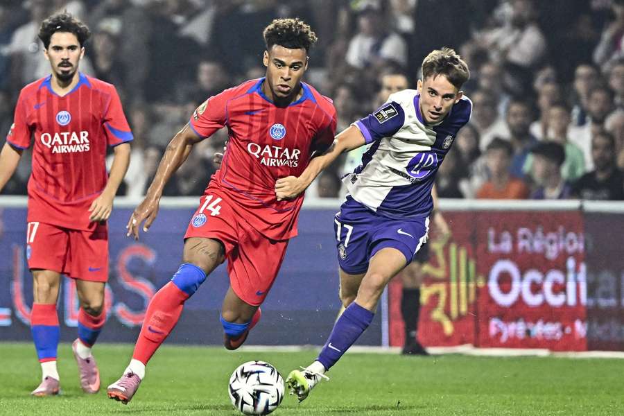 Mário Sauer v súboji s PSG.