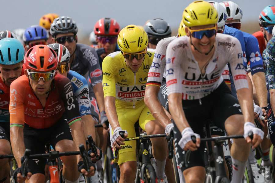 Tadej Pogacar draagt het geel in de tiende etappe van de Tour de France