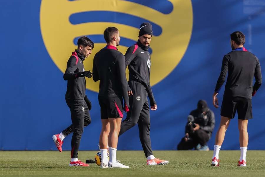 Araújo, Pedri y Ferran durante un entrenamiento