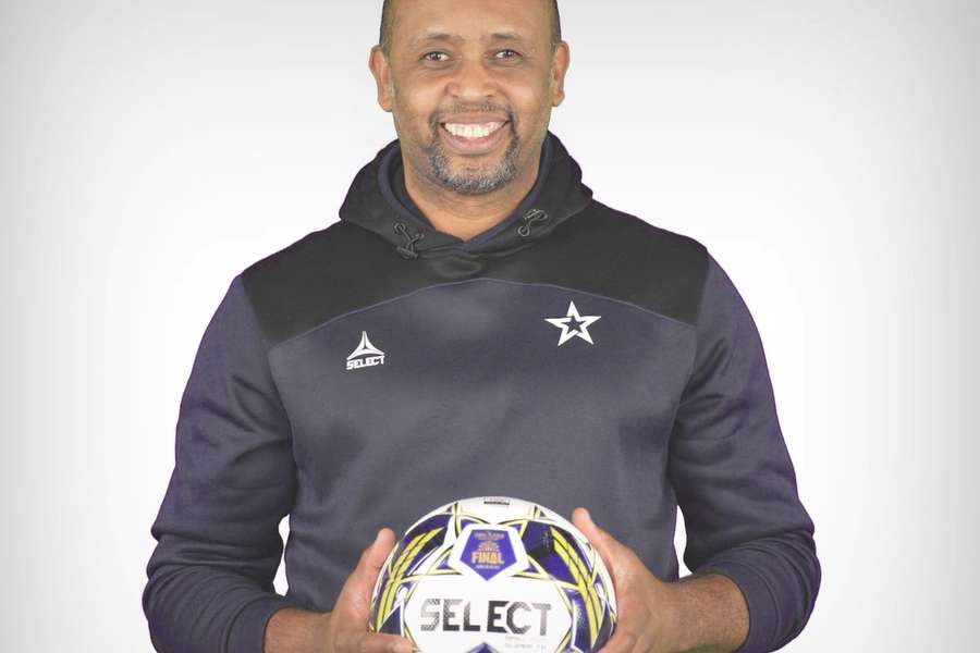 Helton, embaixador da Liga, com a bola da final