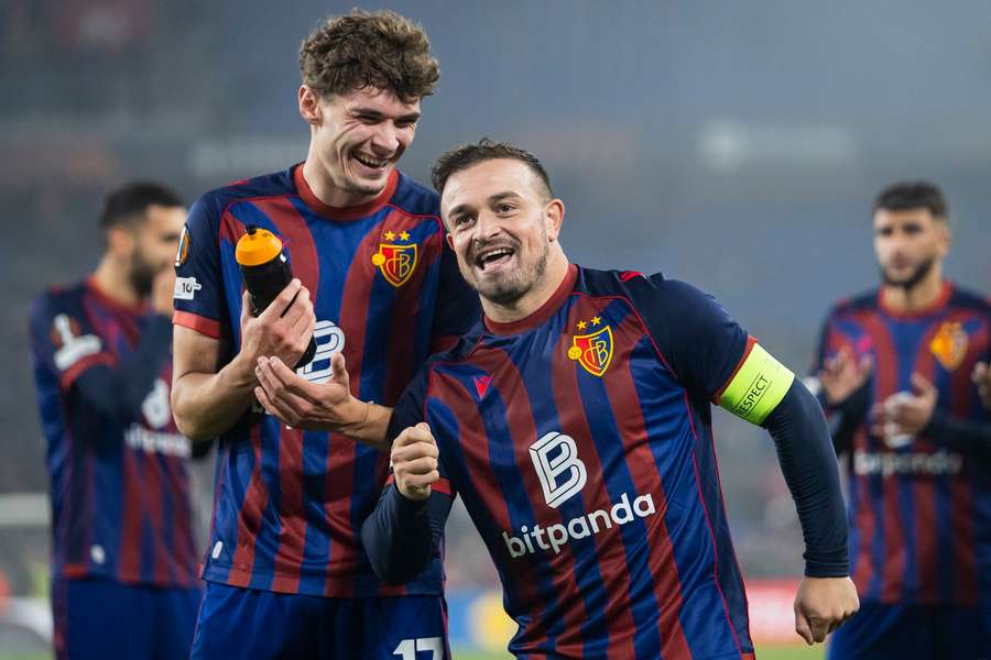 Broschinski (l.) und Basels Kapitän Shaqiri (r.) jubeln über einen Heimsieg 