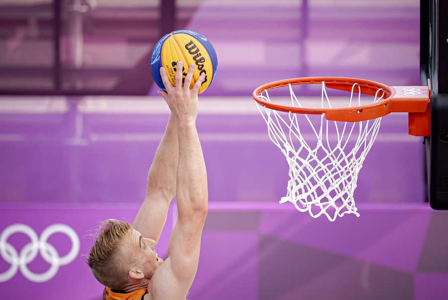Ross Bekkering in actie tijdens de 3x3 basketbalwedstrijd tegen Servië