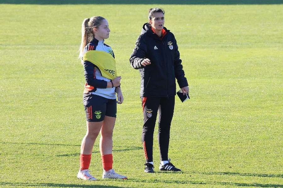 Filipa Patão dá indicações no treino do Benfica