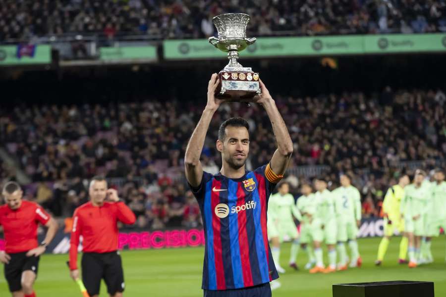 Sergio Busquets levanta la última Supercopa de España del FC Barcelona.