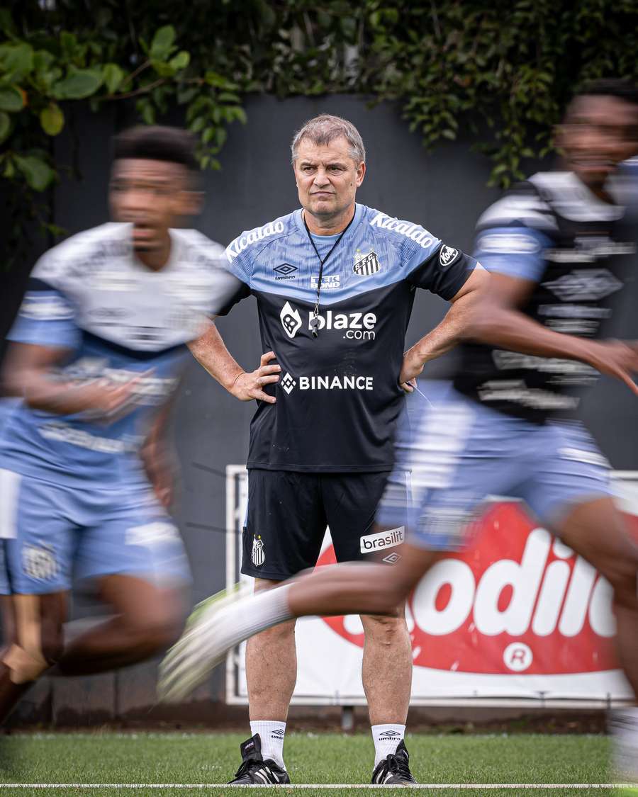 Diego Aguirre comanda treino no CT Rei Pelé