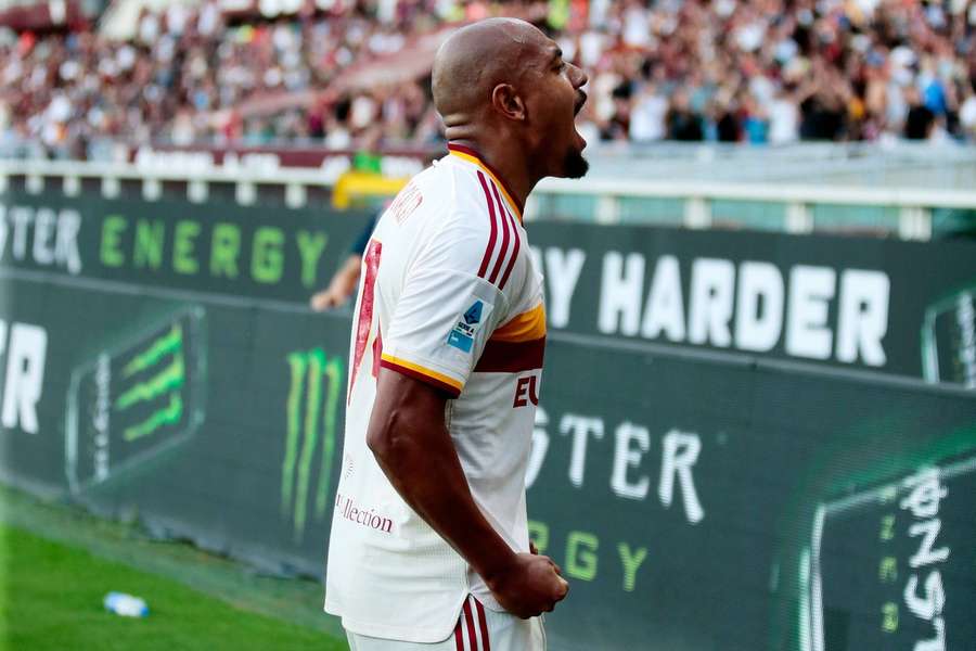 Malen celebrates his goal
