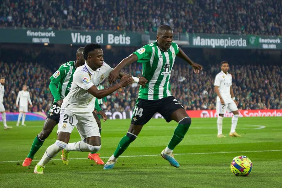 William Carvalho i duel med Vinicius Junior.