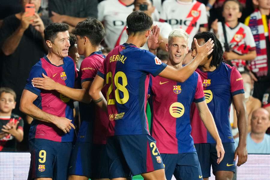 Dani Olmo viert de winnende goal met zijn nieuwe teamgenoten bij FC Barcelona