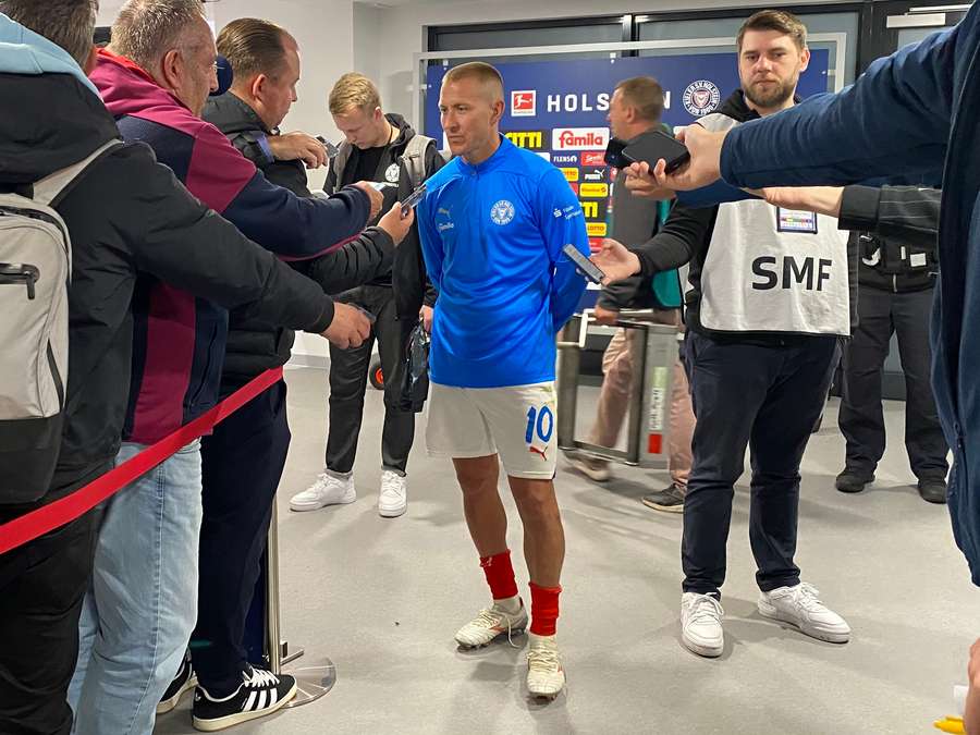 Lewis Holtby, capitão do Holstein Kiel, após o jogo