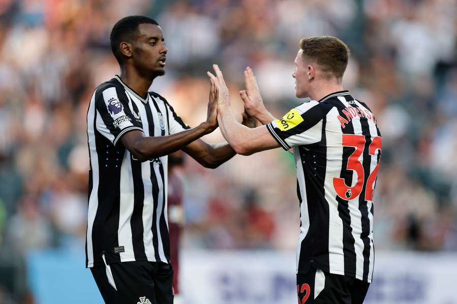 Alexander Isak of Newcastle United celebrates his goal with teammates