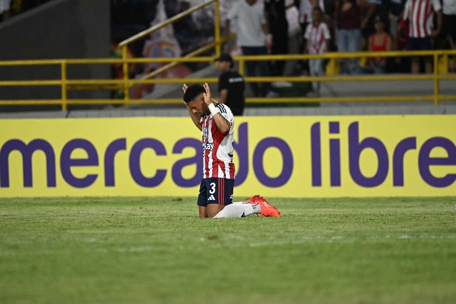 Jogador do Junior celebra gol durante jogo da Libertadores