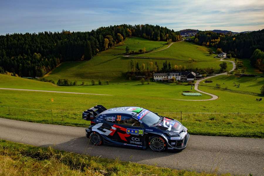 Elfyn Evans em ação com o seu Toyota