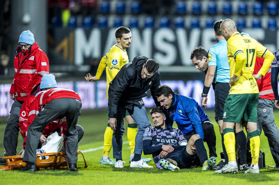 Bas Kuipers moest het veld per brancard verlaten tegen Fortuna Sittard