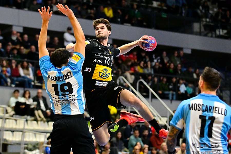 Djordje Cikusa lanza a portería durante el España-Argentina
