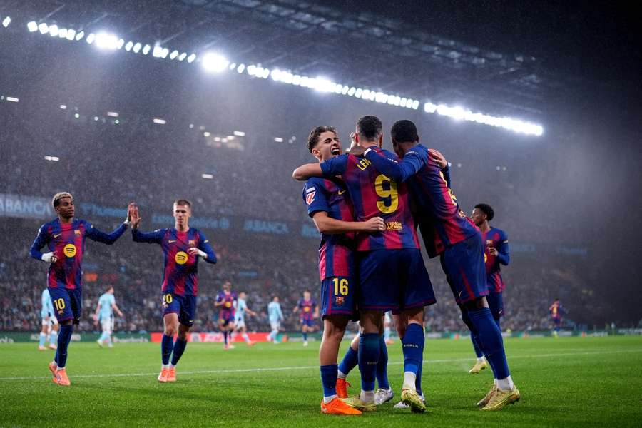 Los jugadores del Barça celebran uno de los goles de Lewandowski Los jugadores del Barça celebran uno de los goles de Lewandowski