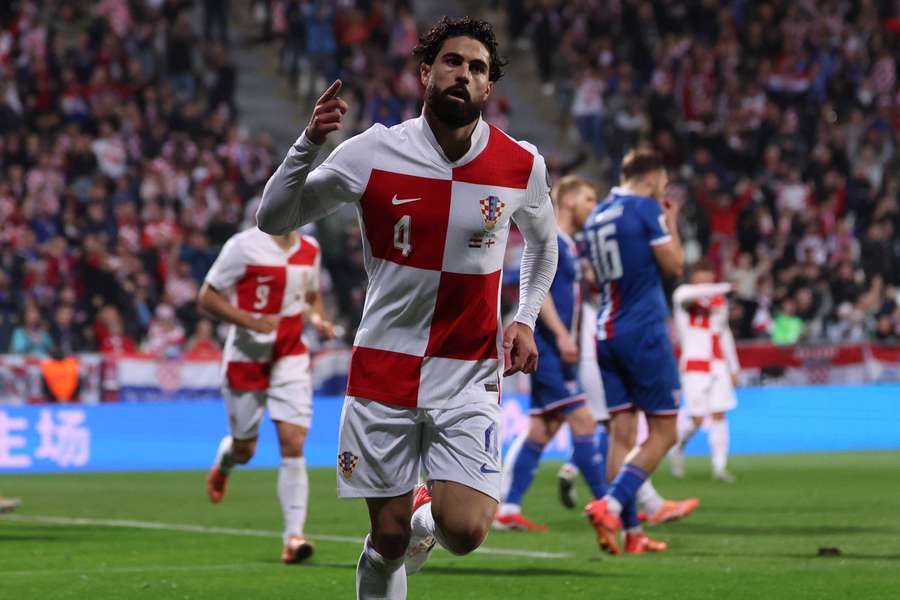 Josko Gvardiol celebra tras marcar un gol en las eliminatorias al Mundial 2026