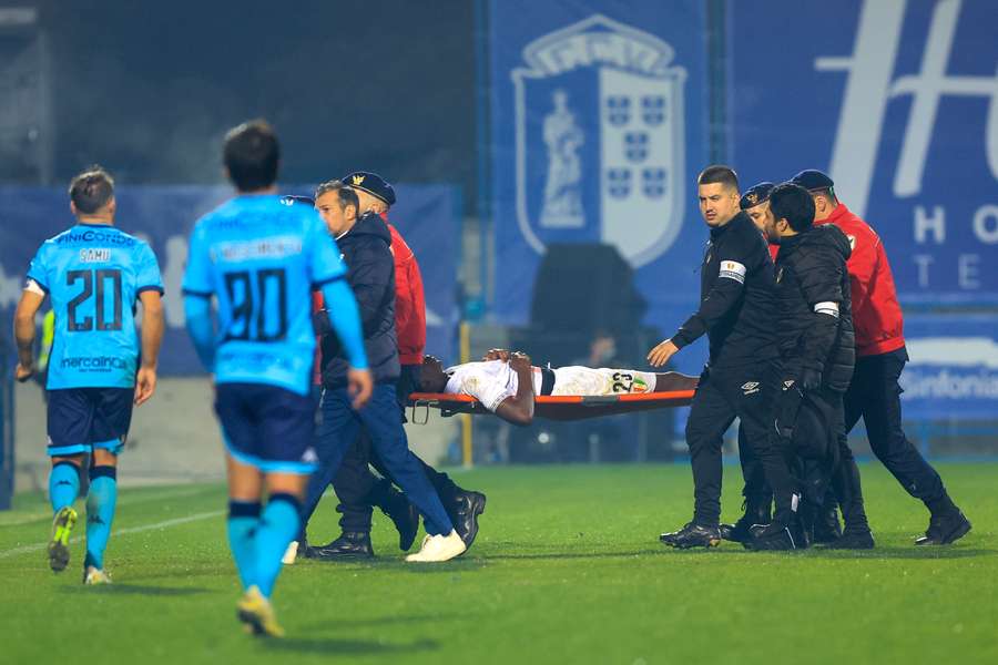 Manuel Keliano teve de sair de maca depois de indisposição a cinco minutos do final da partida