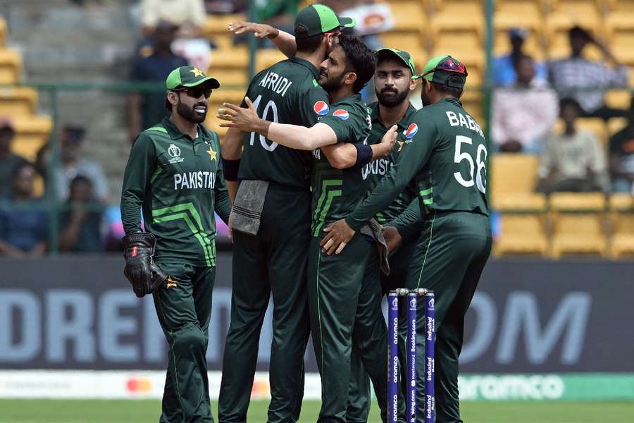 Pakistan players celebrating taking wicket 