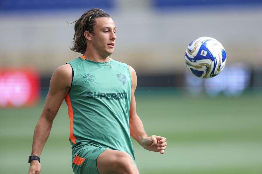Canobbio, do Fluminense, treina com nova bola do Mundial de Clubes