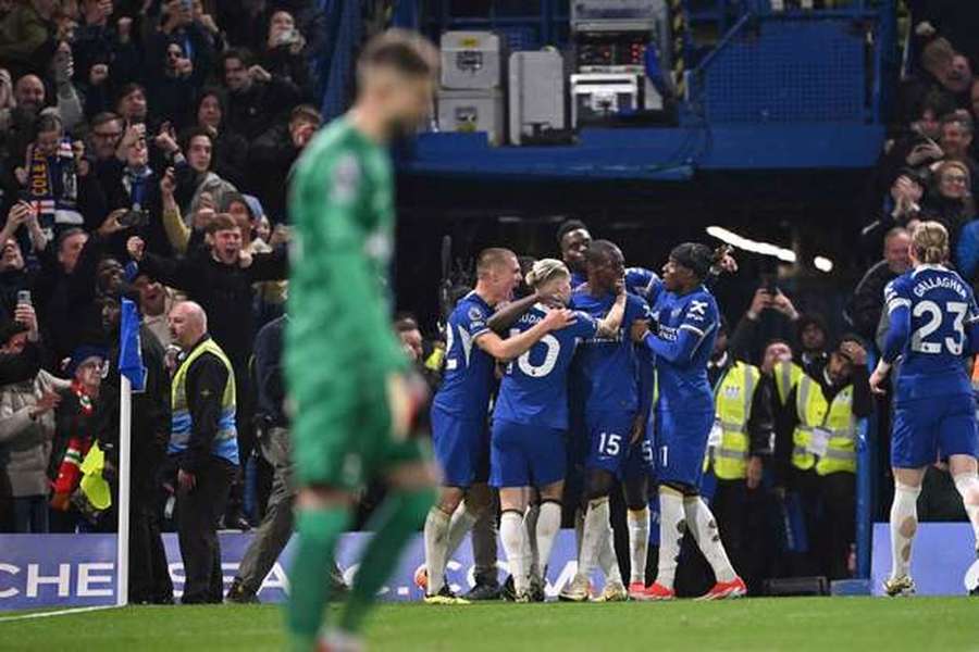Jogadores do Chelsea festejam o 2-0, marcado por Nicolas Jackson