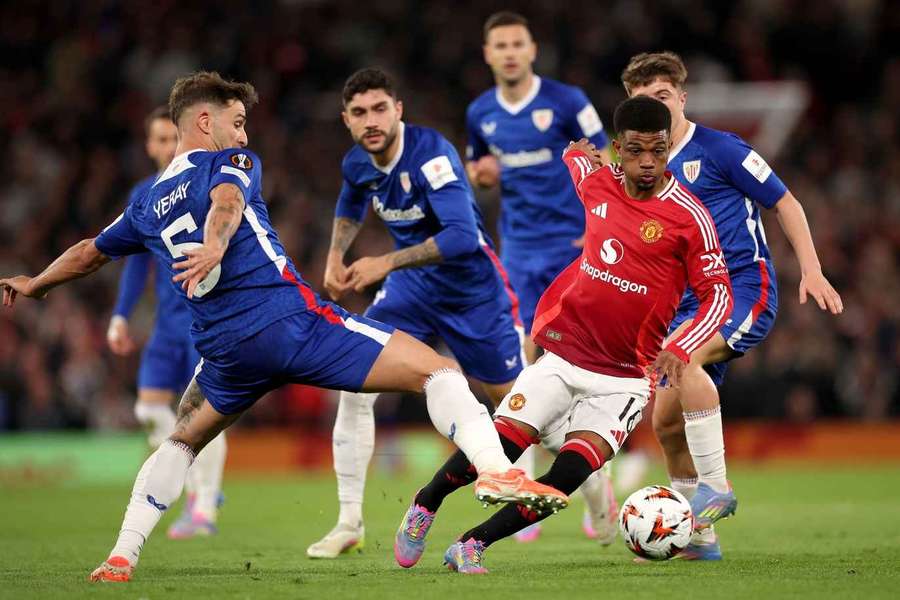 Yeray Alvarez w pojedynku z Amadem Diallo podczas półfinałowego starcia Ligi Europy 2024/2025 pomiędzy Manchesterem United i Athletikiem Bilbao.