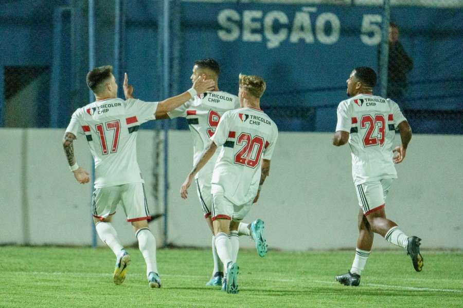 São Paulo chegou aos seis pontos e não pode mais ser alcançado no Grupo 17