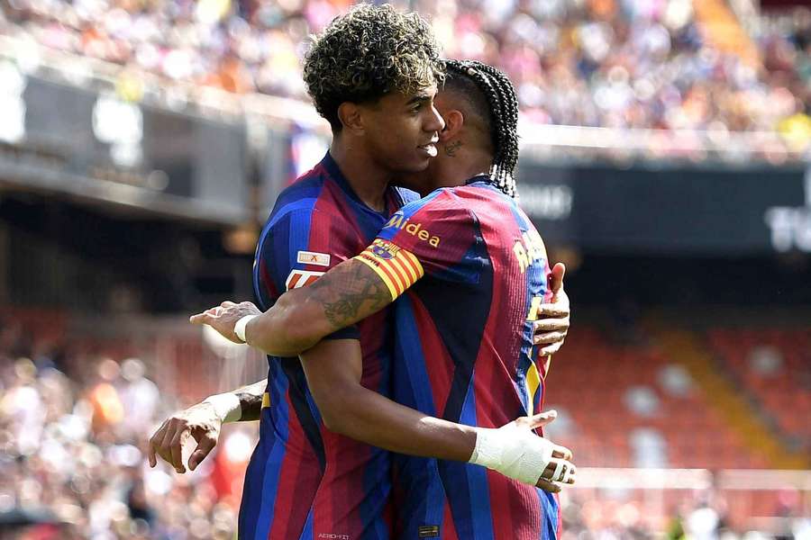 Yamal y Raphinha celebran un gol Yamal y Raphinha celebran un gol