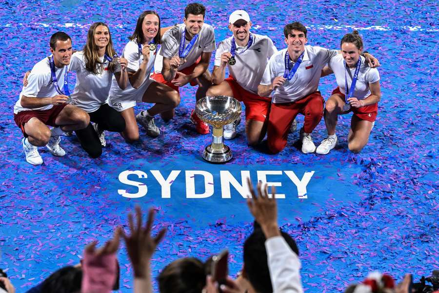 Reprezentacja Polski świętuje zwycięstwo w finale turnieju tenisowego United Cup w Sydney 12 stycznia 2026 roku. Reprezentacja Polski świętuje zwycięstwo w finale turnieju tenisowego United Cup w Sydney 12 stycznia 2026 roku.