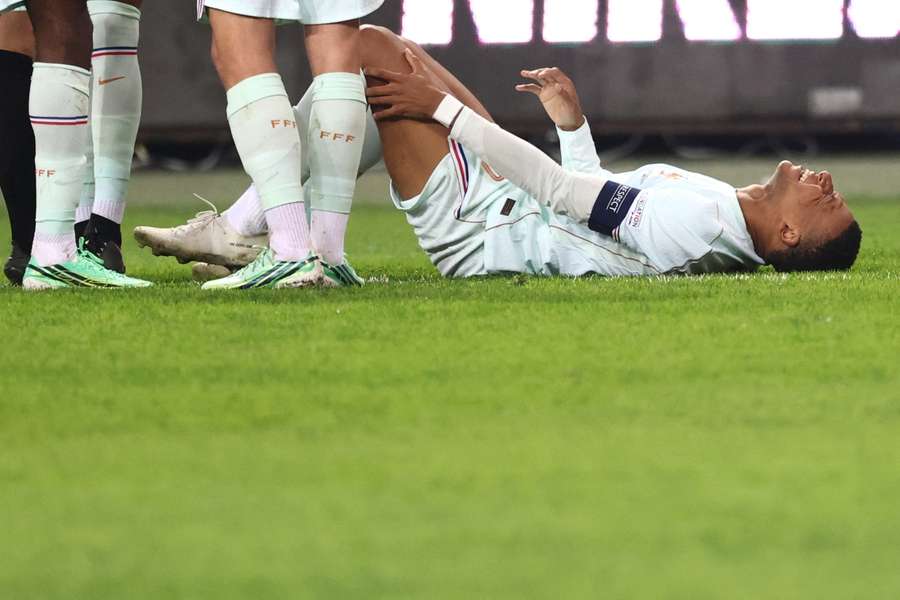 Kylian Mbappé se duele de la rodilla izquierda Kylian Mbappé se duele de la rodilla izquierda