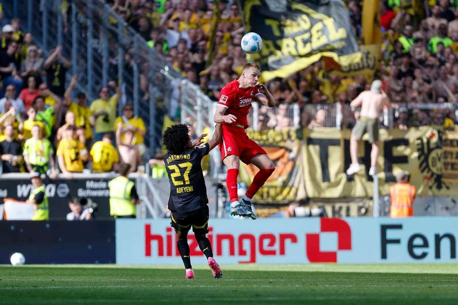 Lienhart (r.) und der SC Freiburg springen im Kampf um die Königsklasse aktuell am höchsten, der BVB folgt aber mit nur einem Punkt Rückstand