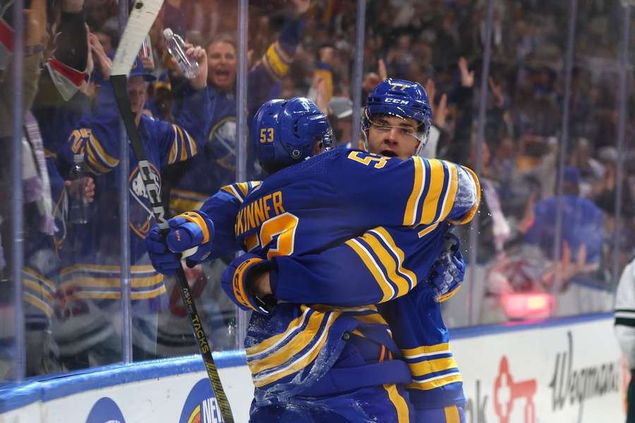 JJ Peterka (a destra) festeggia il suo gol contro i Minnesota Wild con il compagno di squadra Jeff Skinner.