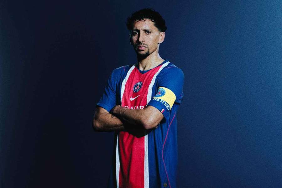 Marquinhos con su nueva camiseta.