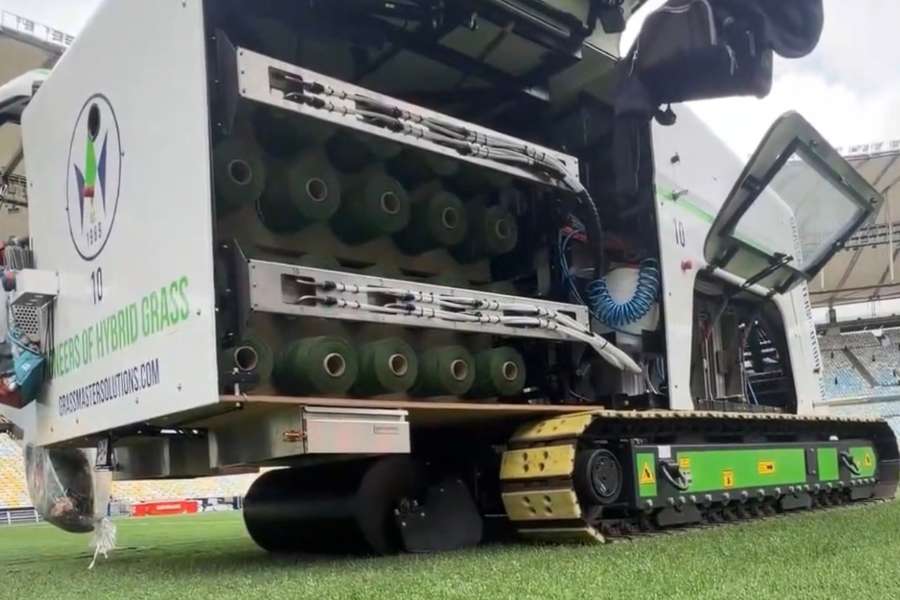 Maquinário especial foi acionado para garantir qualidade do gramado do Maracanã Maquinário especial foi acionado para garantir qualidade do gramado do Maracanã