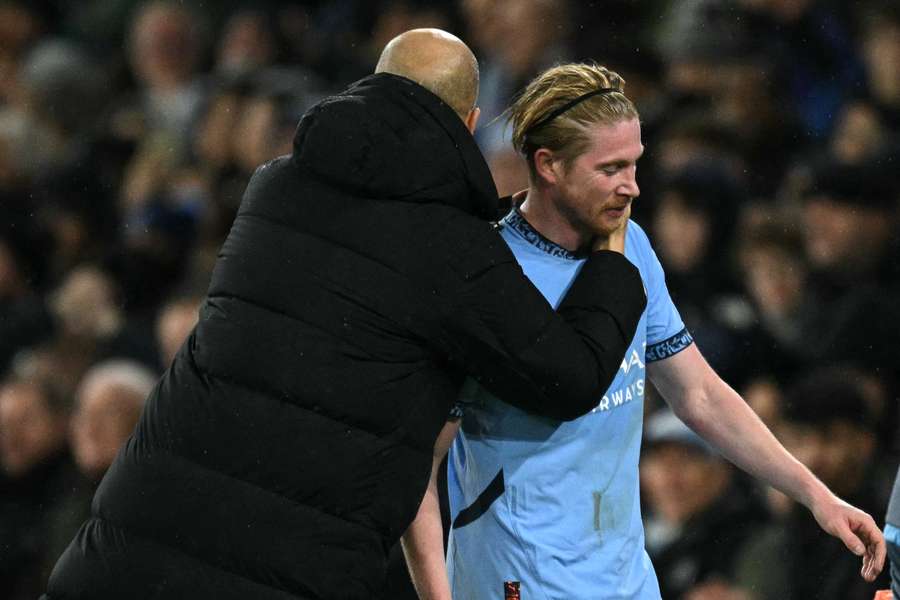 De Bruyne recebe o abraço de Guardiola após retorno à titularidade