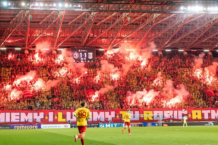 Kibice Jagiellonii podczas meczu Ekstraklasy z Lechem Poznań w Białymstoku.
